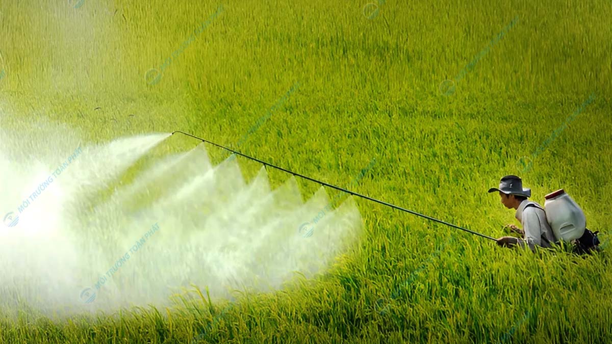 Su-dung-thuoc-tru-sau-trong-nong-nghiep