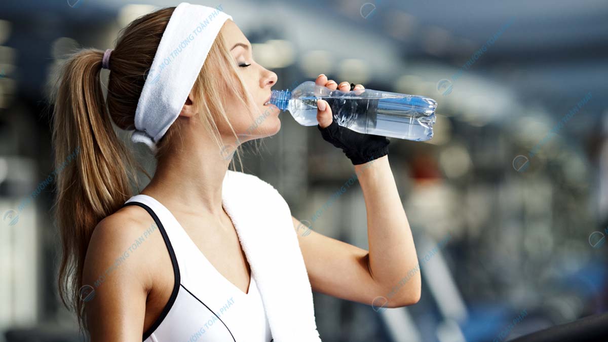 Nước điện giải cho người tập gym: Các loại phổ biến Uống nước đúng cách khi tập gym